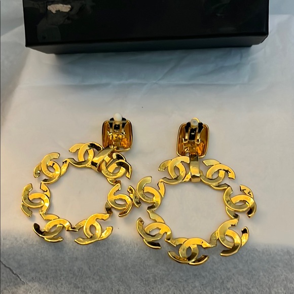 Vintage CHANEL Gold Logo Hoop Clip On Earrings - Picture 4 of 13